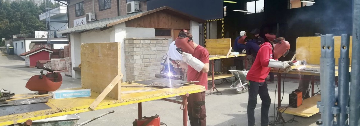 Ragazzi della scuola edile di Stanghella durante un laboratorio di saldatura