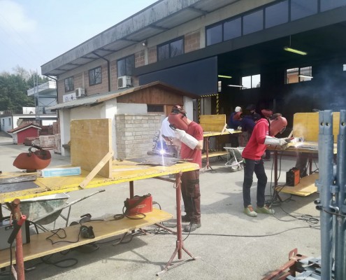 Ragazzi della scuola edile di Stanghella durante un laboratorio di saldatura