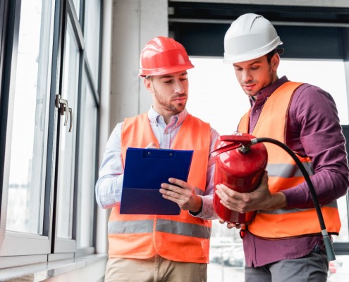 Operatori edili controllano estintore