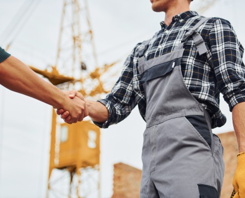 Operatore edile in cantiere stringe la mano